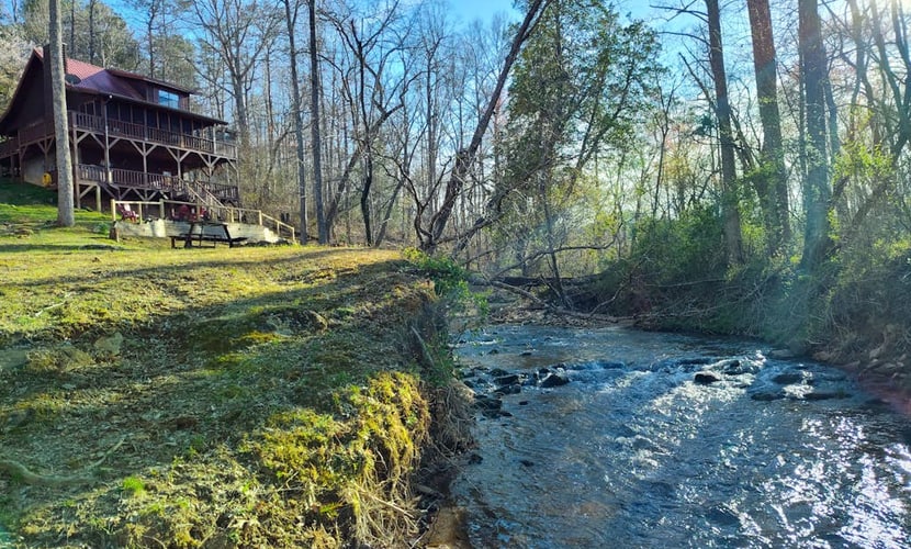 Dog friendly creek-front cabin, private hot tub, game room, water views, firepit