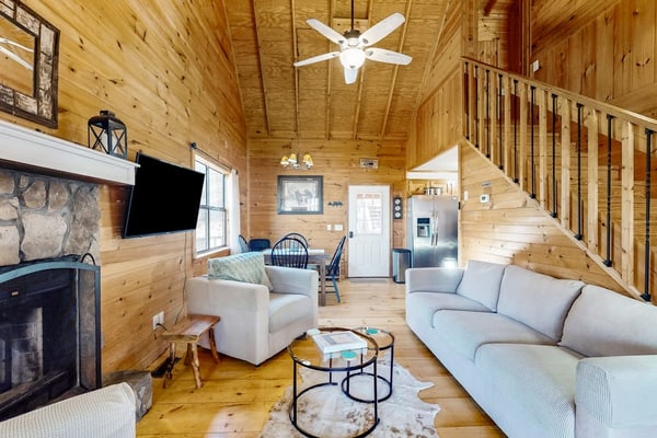 Dog friendly creek-front cabin, private hot tub, game room, water views, firepit
