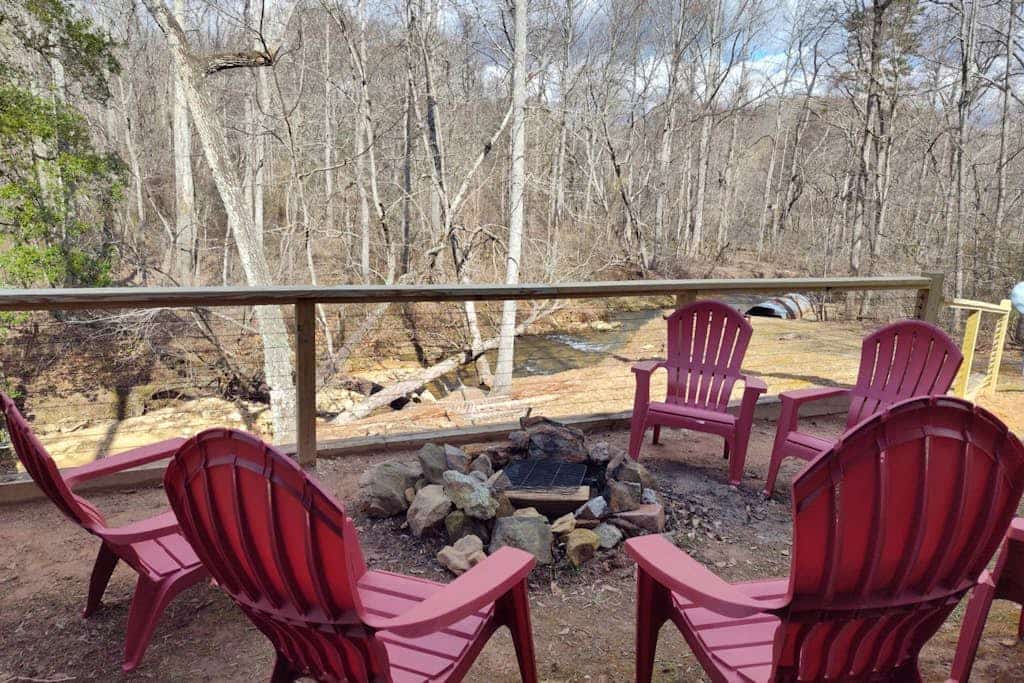 Dog friendly creek-front cabin, private hot tub, game room, water views, firepit