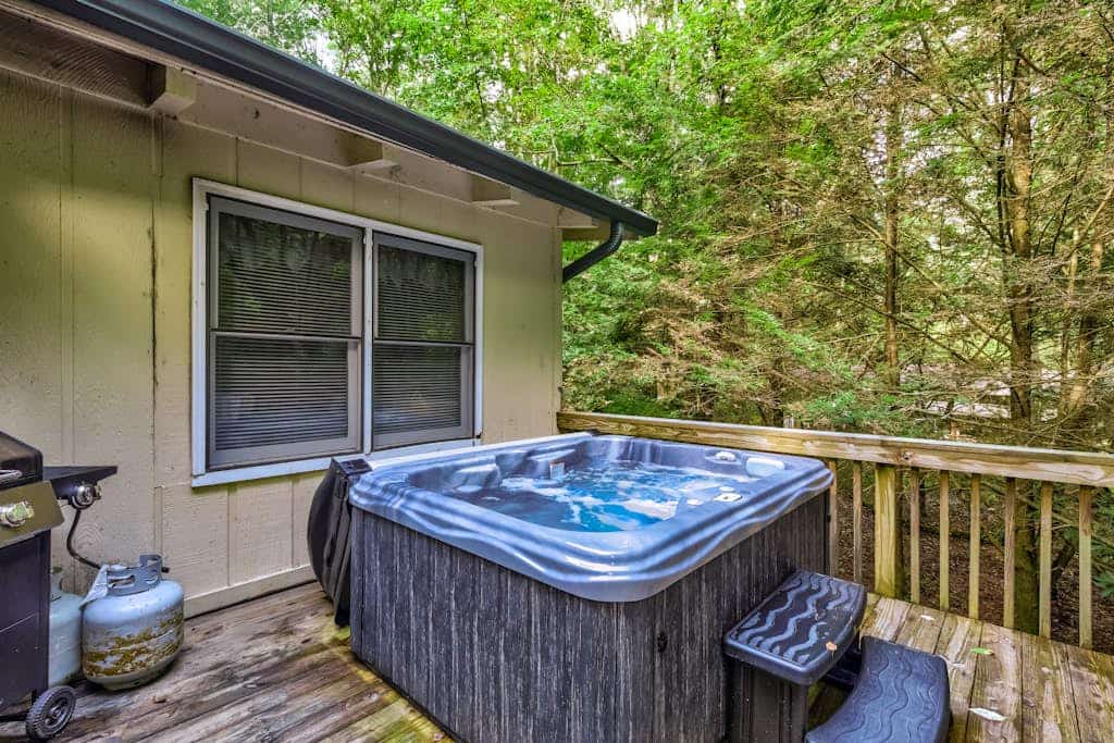Waterfront cabin in a peaceful location w/ private hot tub - dog-friendly