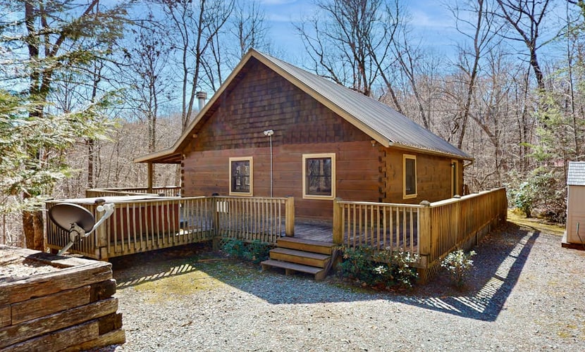 Secluded & upgraded cottage w/ game room, wraparound deck, & private hot tub