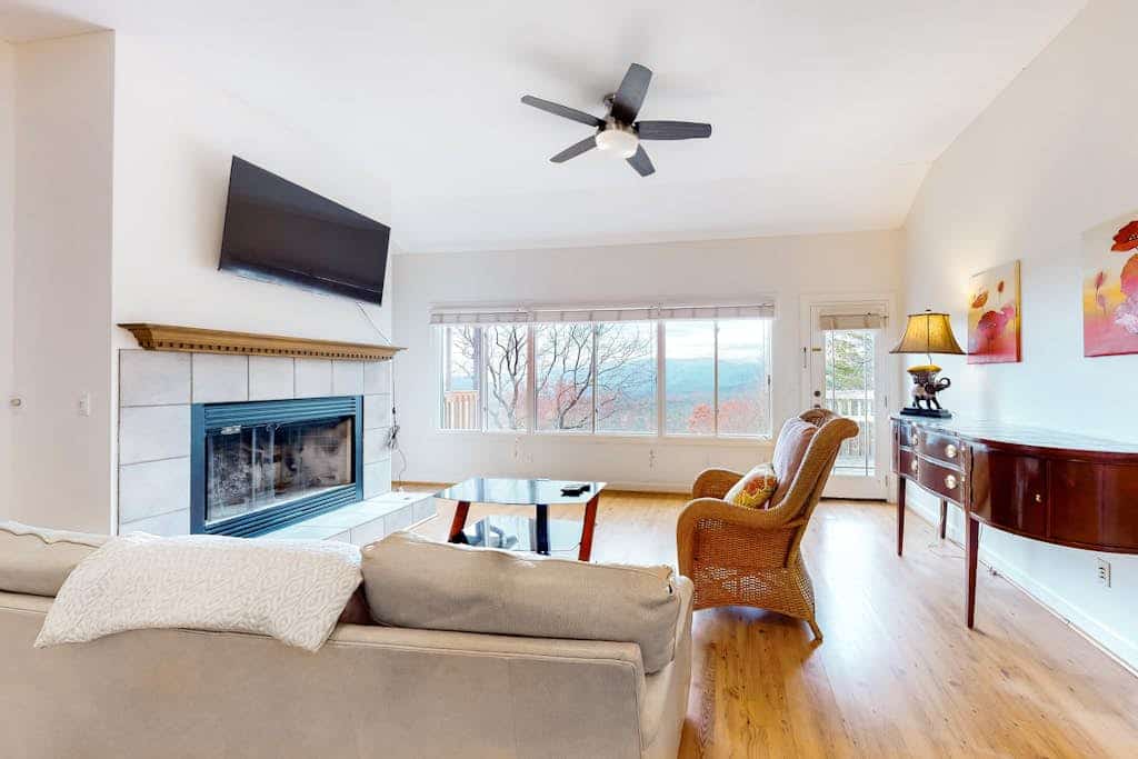 Lovely mountain-view cabin with deck, balcony, washer/dryer & central AC