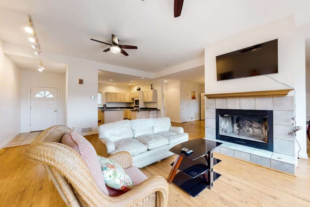 Lovely mountain-view cabin with deck, balcony, washer/dryer & central AC