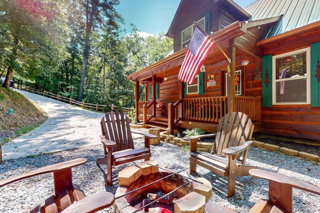 Cozy dog-friendly cabin with shared pool, & amenities