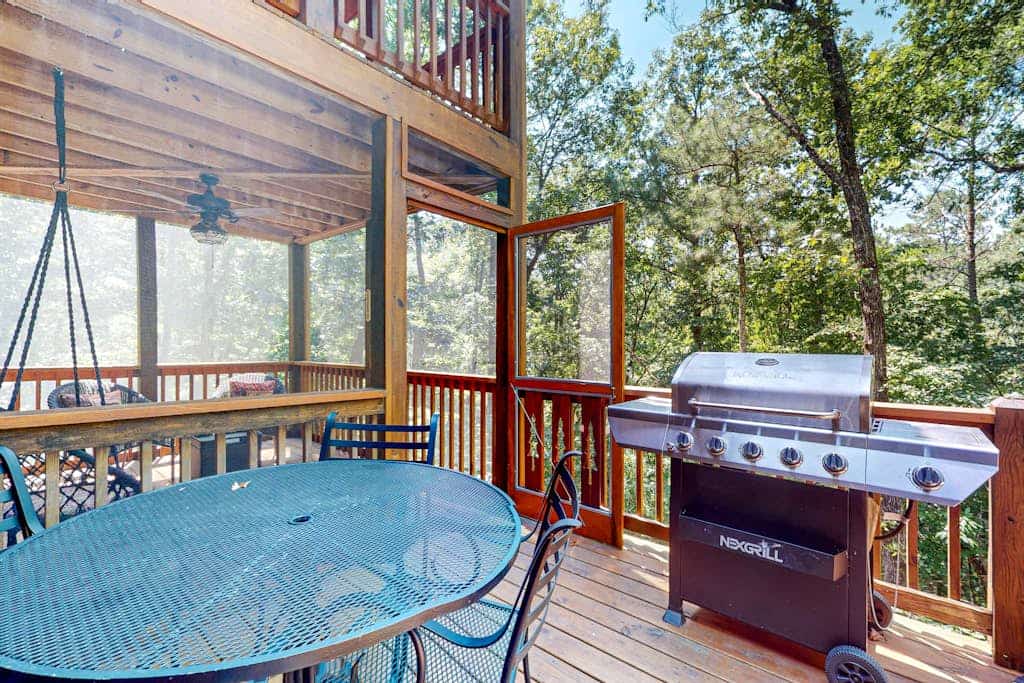 Cozy dog-friendly cabin with shared pool, & amenities