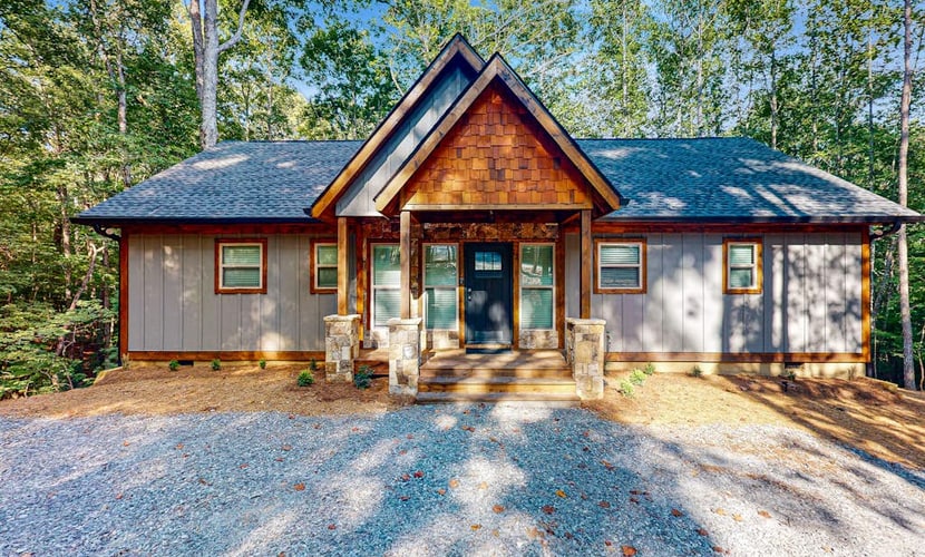 Luxury 2BR Cabin Near Downtown Ellijay with Fireplace, Scenic Deck & Privacy