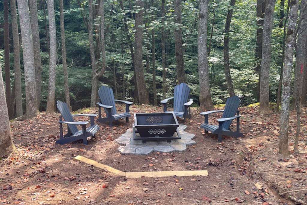 Luxury 2BR Cabin Near Downtown Ellijay with Fireplace, Scenic Deck & Privacy