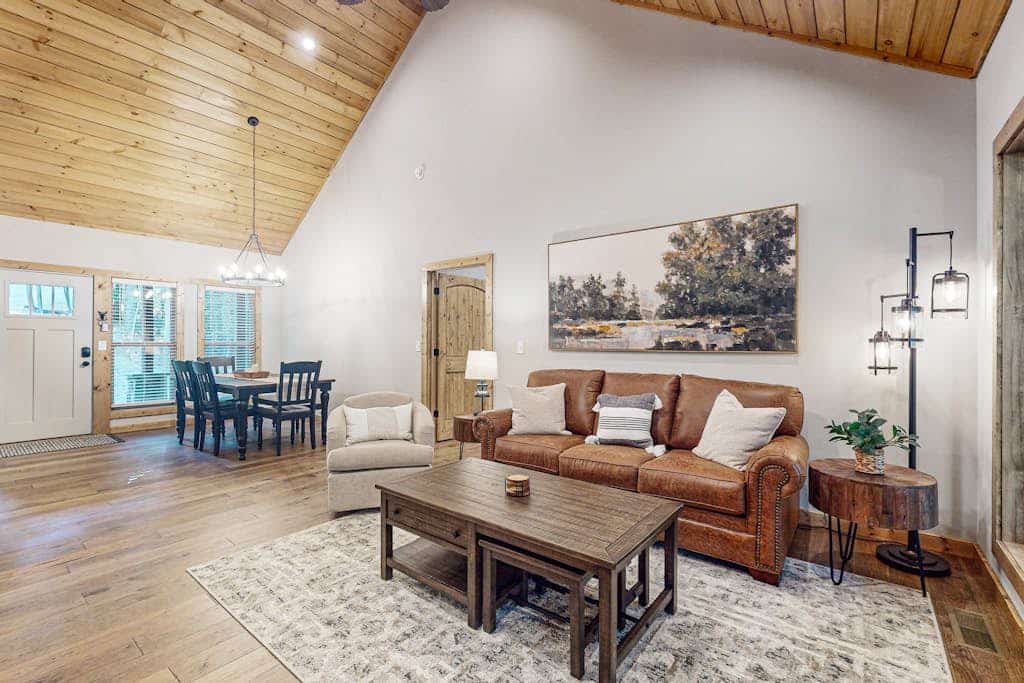 Luxury 2BR Cabin Near Downtown Ellijay with Fireplace, Scenic Deck & Privacy