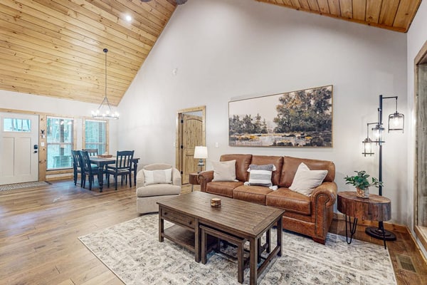 Luxury 2BR Cabin Near Downtown Ellijay with Fireplace, Scenic Deck & Privacy