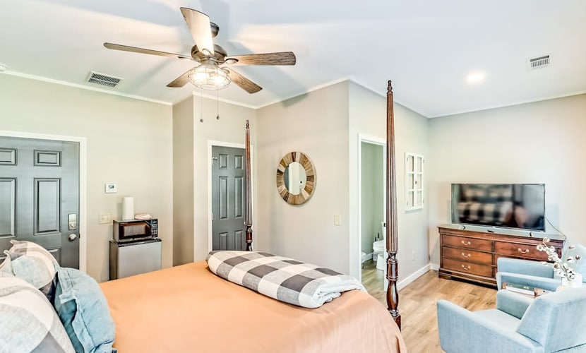 Downtown Helen suite with flatscreen TV, WiFi, and central AC