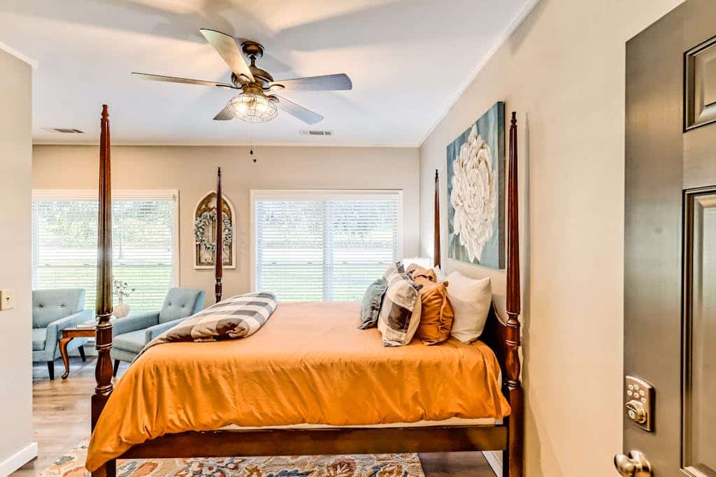 Downtown Helen suite with flatscreen TV, WiFi, and central AC