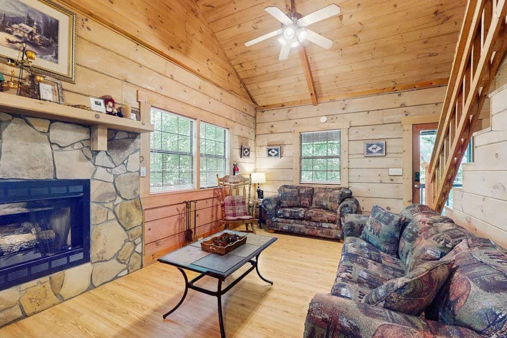 Dog-friendly cabin w/ screened porches/ private hot tub/ pool table/ free WiFi