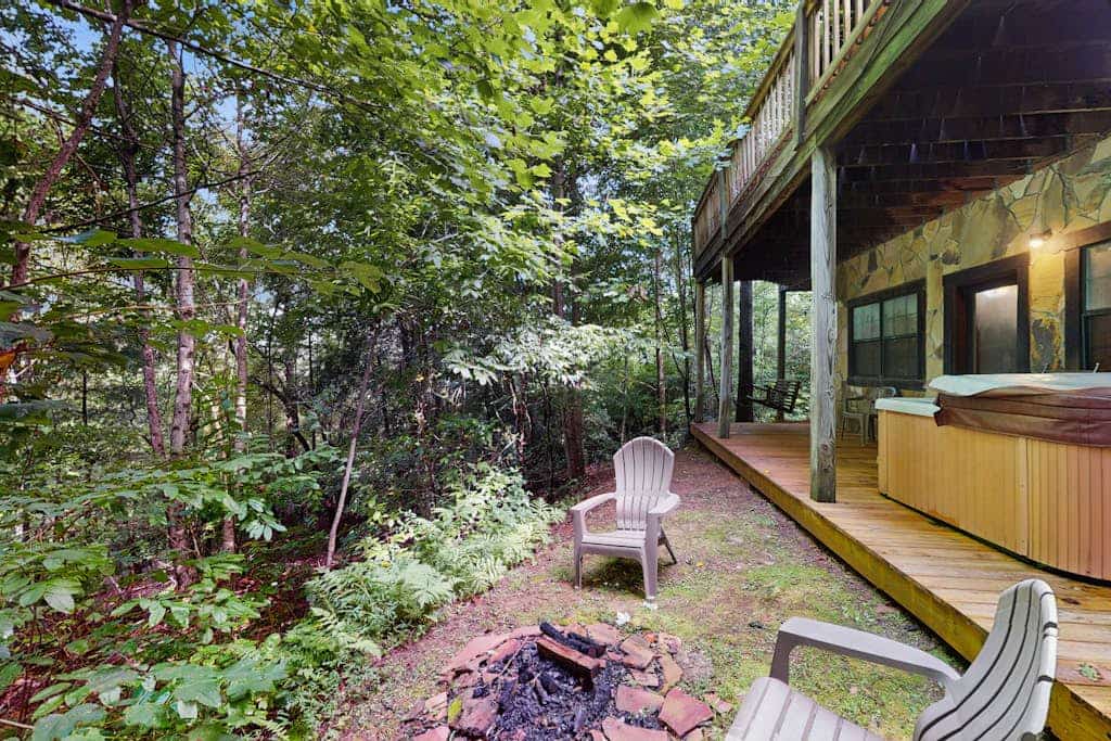 Dog-friendly cabin w/ screened porches/ private hot tub/ pool table/ free WiFi