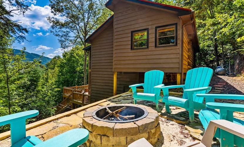 Mountain home with hot tub, deck, pool table, WiFi - stunning view