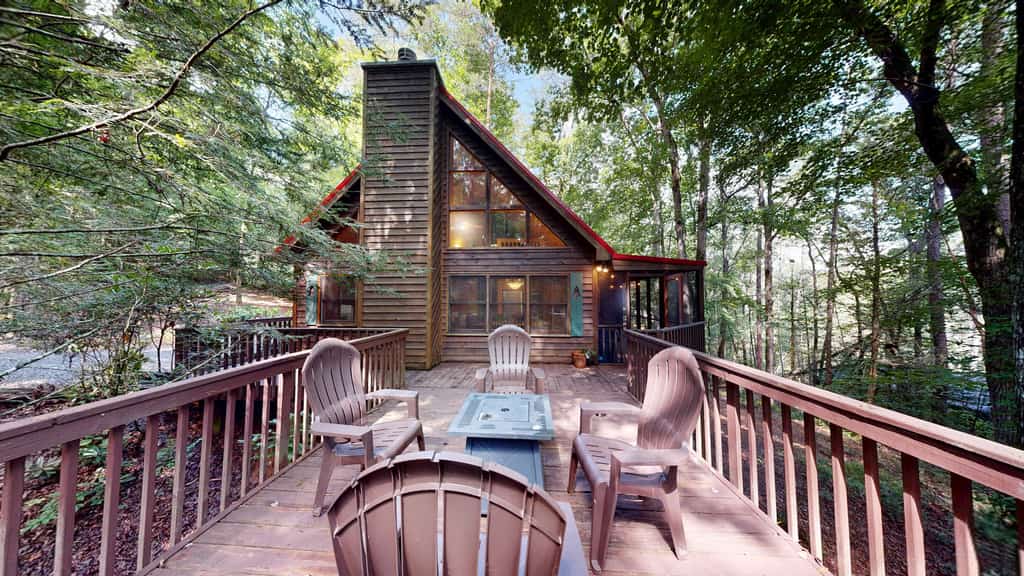 Dog-friendly cabin with game room, fireplace, furnished deck, & washer/dryer