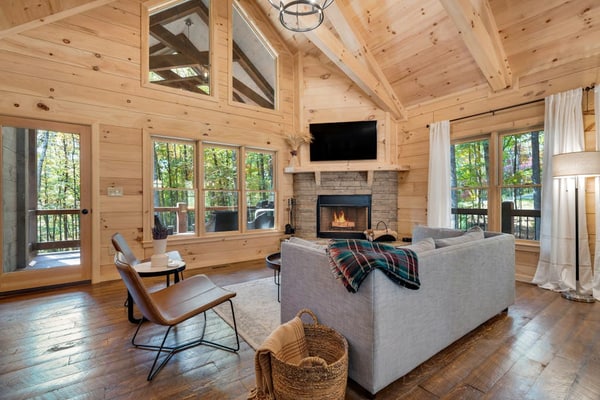 Brand-new woodland cabin with lovely deck, firepit, fireplace & forest views