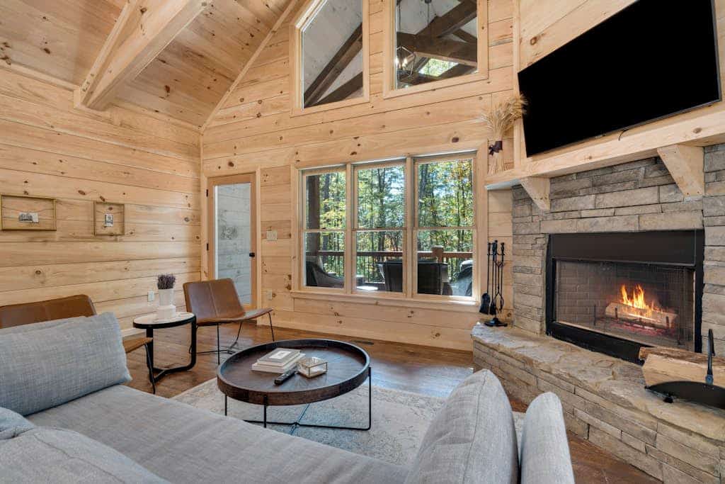 Brand-new woodland cabin with lovely deck, firepit, fireplace & forest views