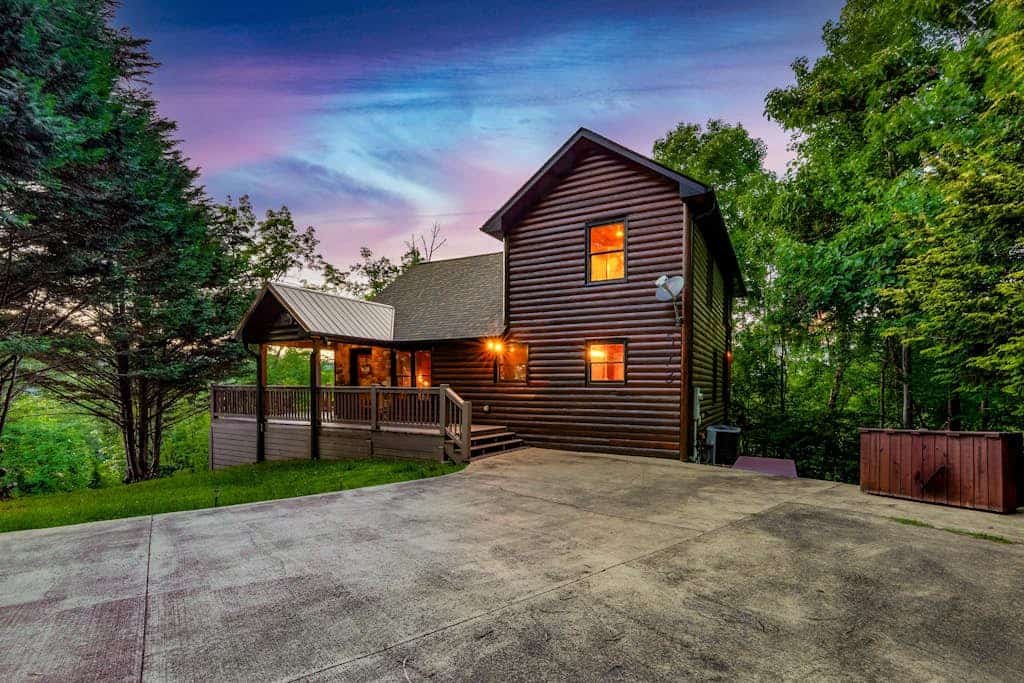 Charming cabin with stunning mountain views, WiFi, and hot tub