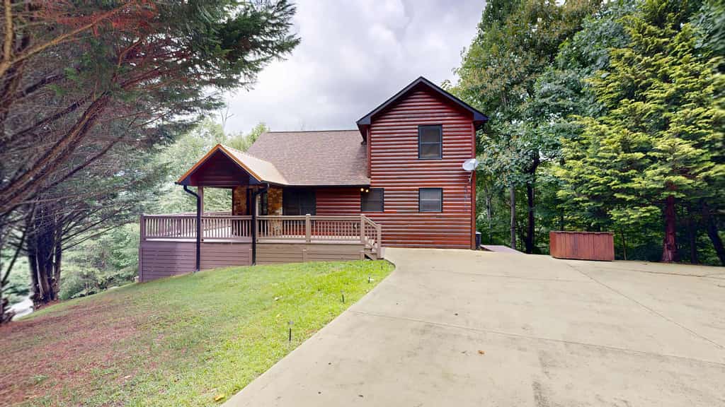 Charming cabin with stunning mountain views, WiFi, and hot tub
