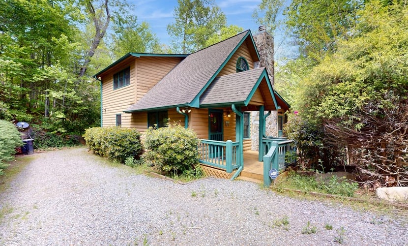 Creekside, family-friendly cabin w/ a private hot tub, game room, & firepit