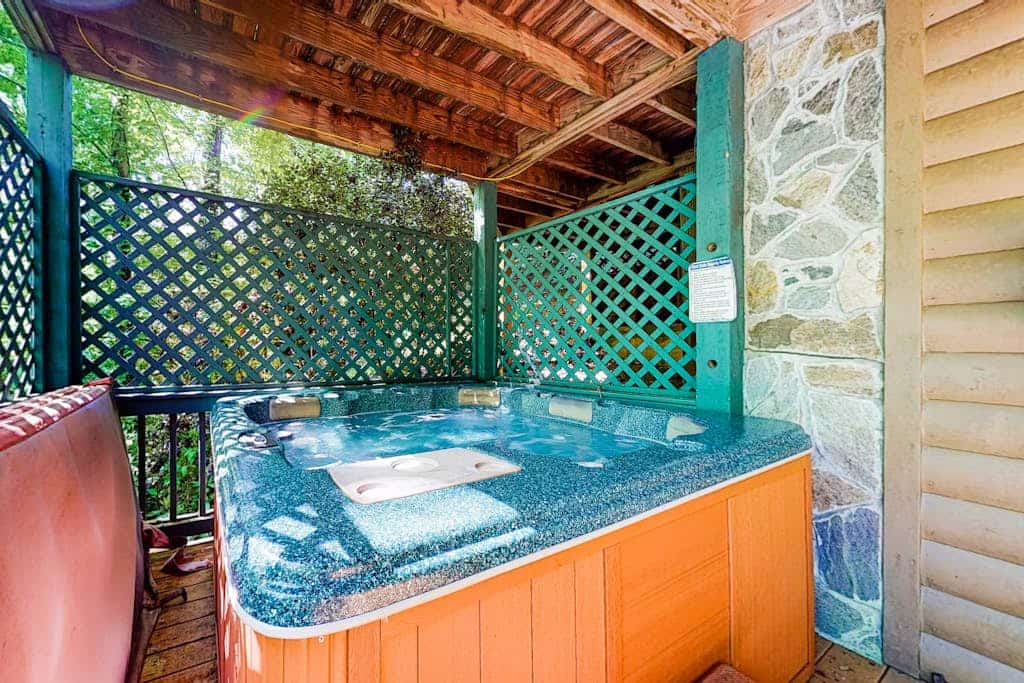 Creekside, family-friendly cabin w/ a private hot tub, game room, & firepit