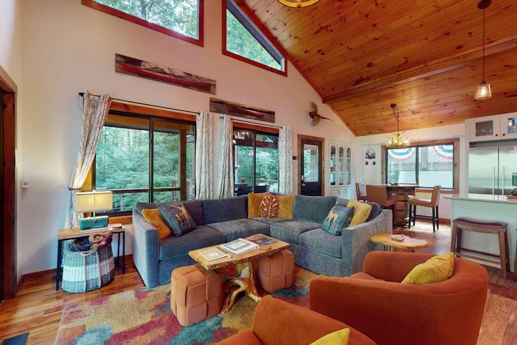 Modern mountain home right on Toccoa River w/fire pit and open floor plan