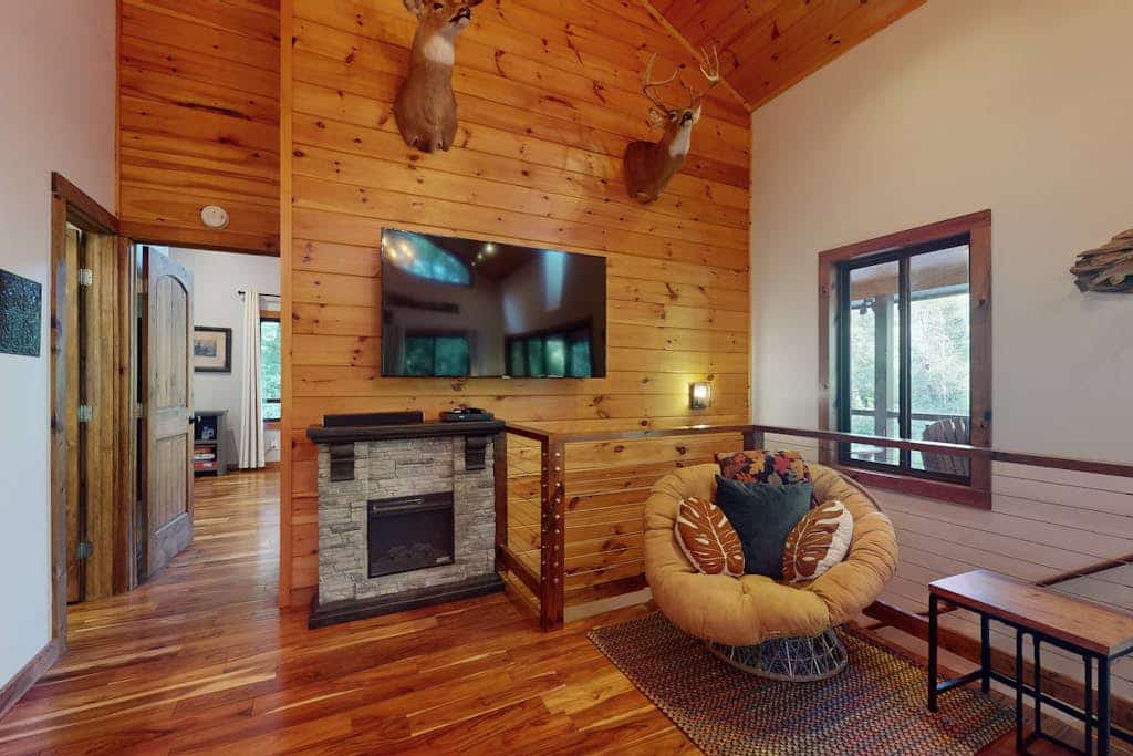 Modern mountain home right on Toccoa River w/fire pit and open floor plan