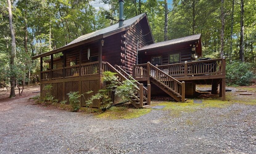 Classic Cabin with Modern Touches, Wraparound Deck, Fireplace, and Free WiFi