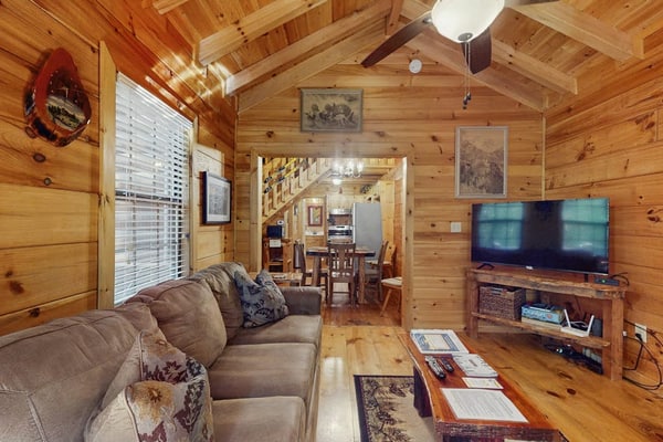 Classic Cabin with Modern Touches, Wraparound Deck, Fireplace, and Free WiFi
