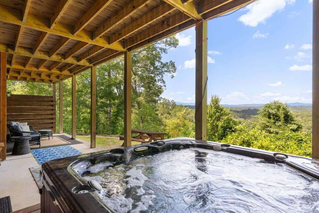 Stunning mountain home w/private hot tub, game room, & loft + 1 dog okay