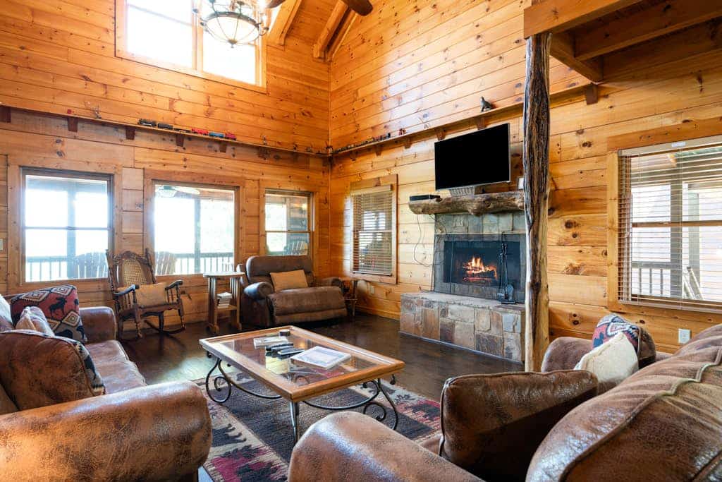 Stunning mountain home w/private hot tub, game room, & loft + 1 dog okay