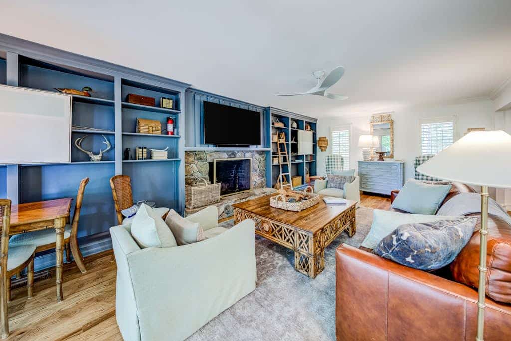 4 BD 3 BA lake house with dock, porch, kayaks, hot tub, Wifi, foosball & AC