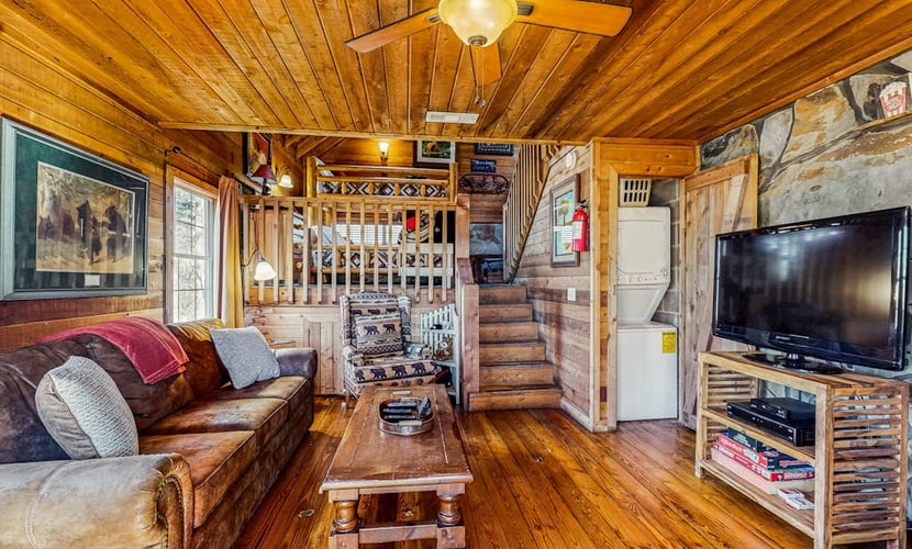 Cute cabin in the woods with full kitchen, fireplace, balconies, grill and WiFi