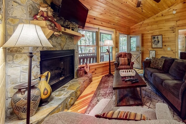 Dog-friendly cabin with hot tub, balcony, and firepit - snowbirds welcome