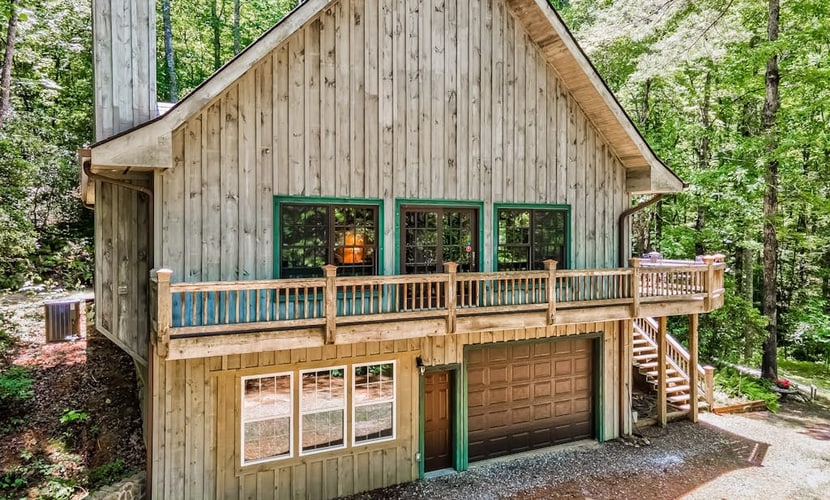 Gorgeous Lake Burton retreat with private deck, fireplace & W/D - dogs welcome