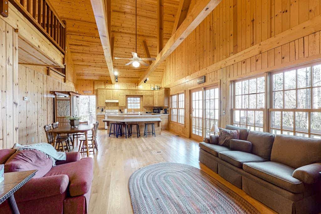 Gorgeous Lake Burton retreat with private deck, fireplace & W/D - dogs welcome