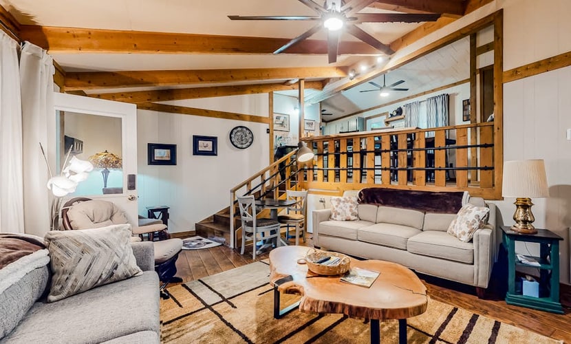 2 Bed/2 bath cheery cabin w/Free Wifi, workspace, deck, grill, & dog OK!