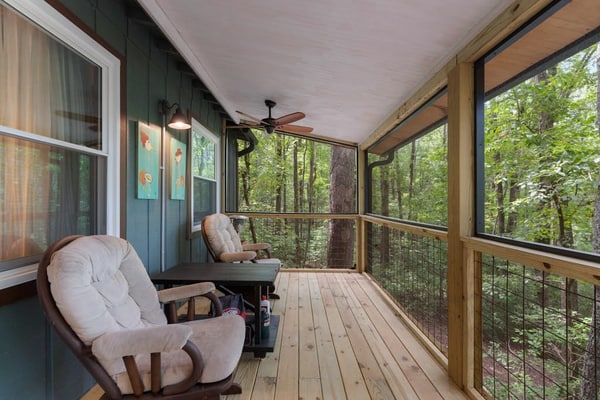 2 Bed/2 bath cheery cabin w/Free Wifi, workspace, deck, grill, & dog OK!