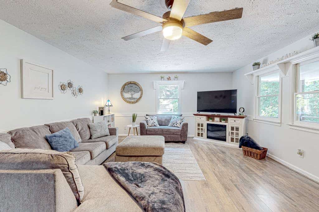 3 Bdr/2 Bath Spacious Cabin w/Wifi, Outdoor Living w/grill & hammock 