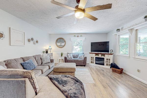 3 Bdr/2 Bath Spacious Cabin w/Wifi, Outdoor Living w/grill & hammock