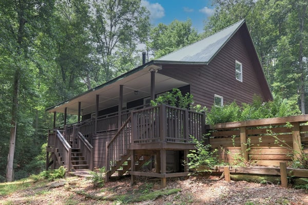 3 Bdr/2 Bath Spacious Cabin w/Wifi, Outdoor Living w/grill & hammock