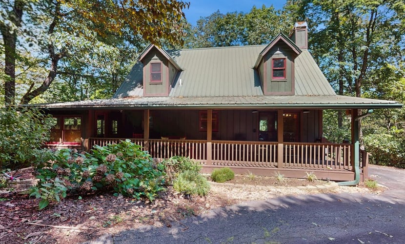 Charming mountain cabin with scenic views and modern comforts