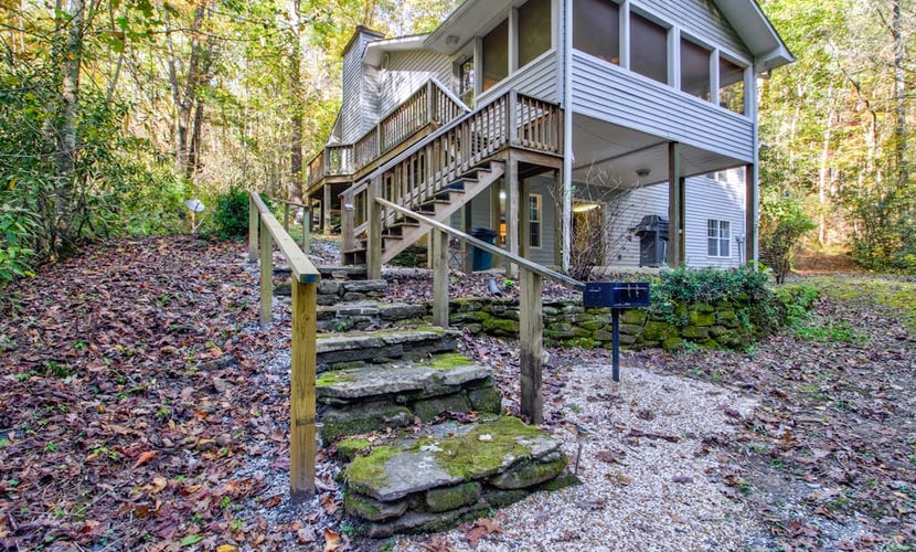 3 BDR/2BA Creekside Cabin w/game room, screened porch & dog OK!