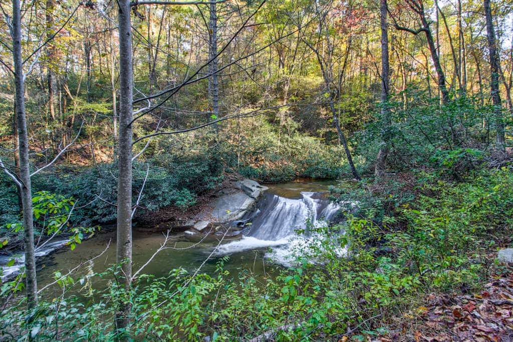3 BDR/2BA Creekside Cabin w/game room, screened porch & dog OK!