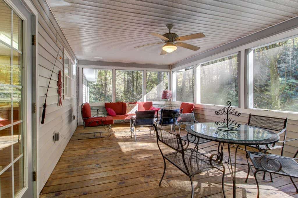 3 BDR/2BA Creekside Cabin w/game room, screened porch & dog OK!