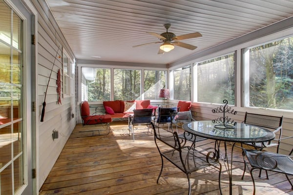 3 BDR/2BA Creekside Cabin w/game room, screened porch & dog OK!