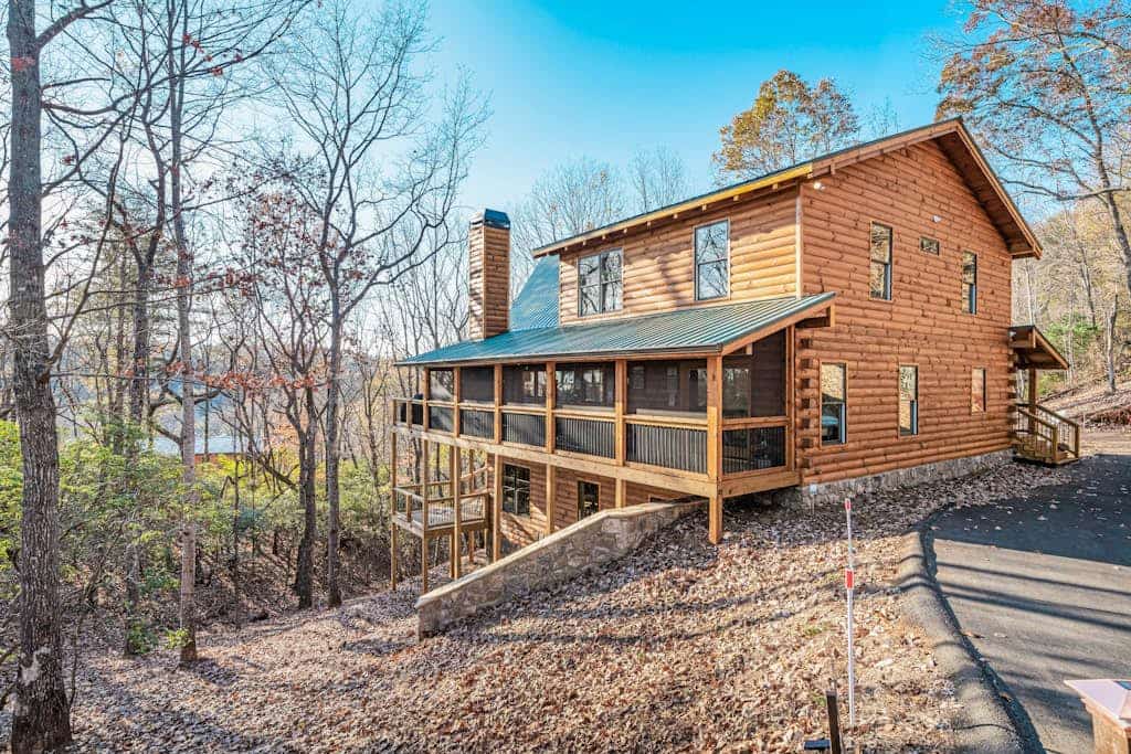 Gorgeous cabin with indoor & outdoor fireplaces, huge deck, & hot tub