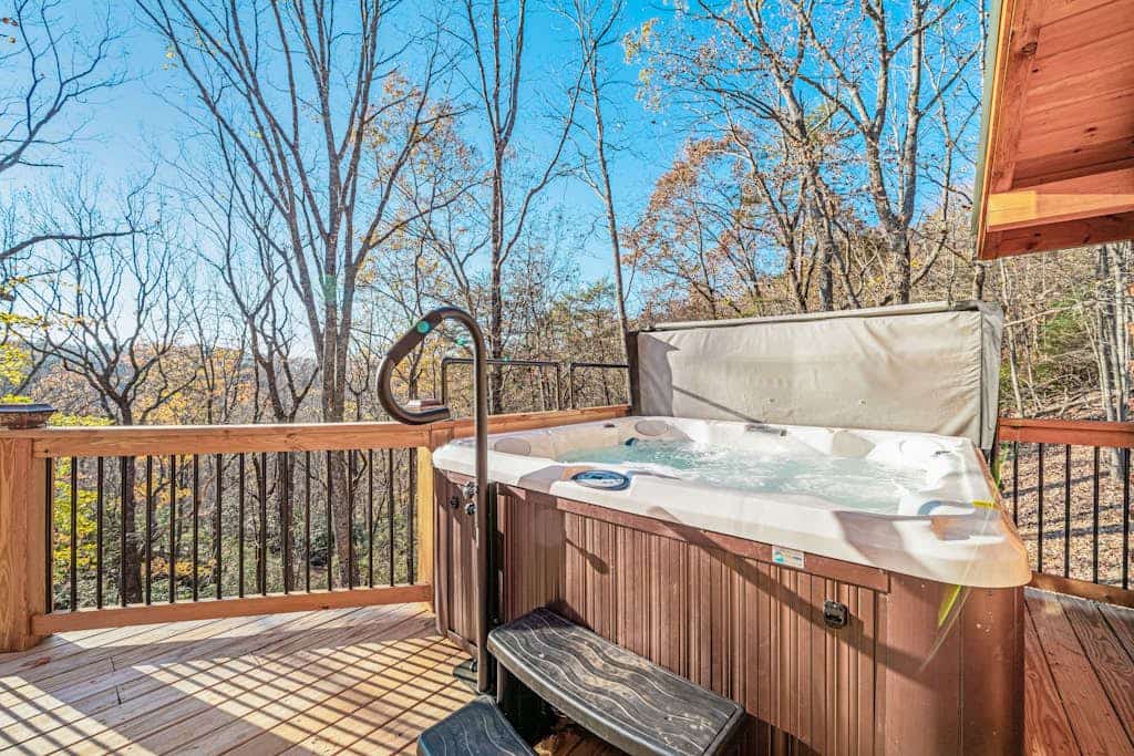 Gorgeous cabin with indoor & outdoor fireplaces, huge deck, & hot tub