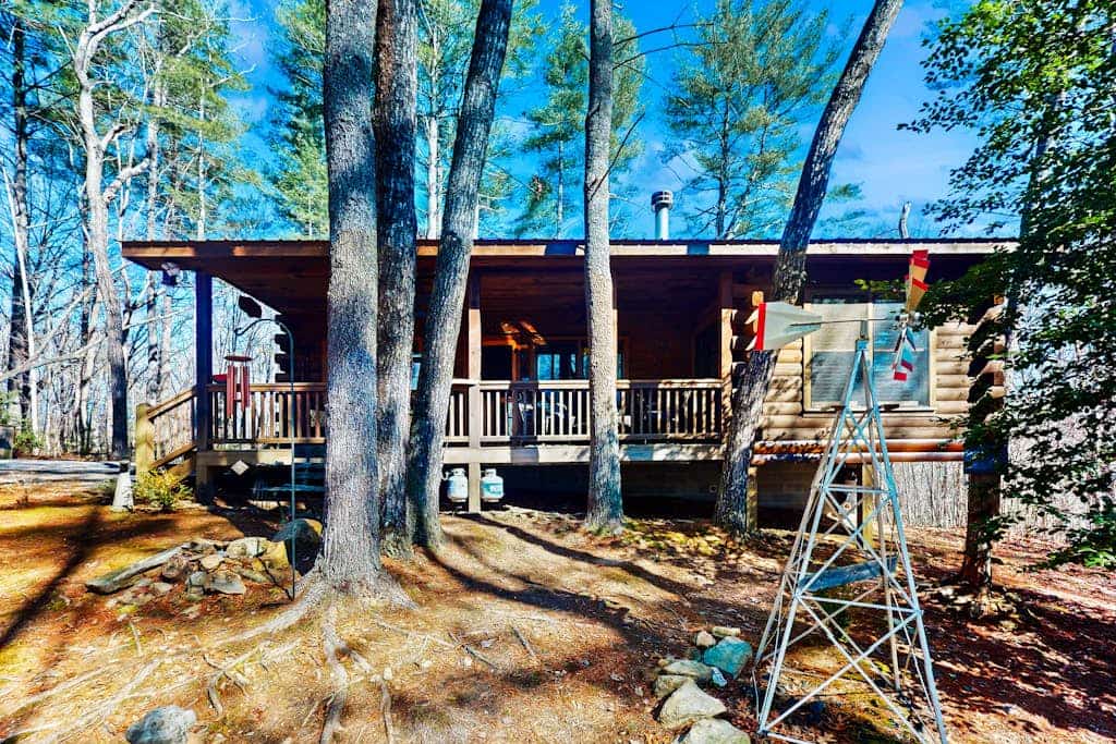 Rustic dog-friendly cabin with deck, fireplace, grill, forest views and streaming