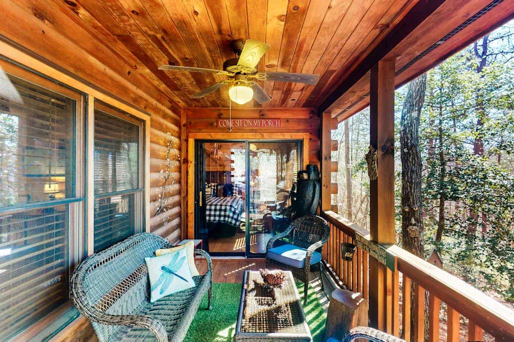 Rustic dog-friendly cabin with deck, fireplace, grill, forest views and streaming